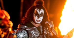 Gene Simmons paró un concierto de KISS porque se sentía mal y hasta tocó sentado