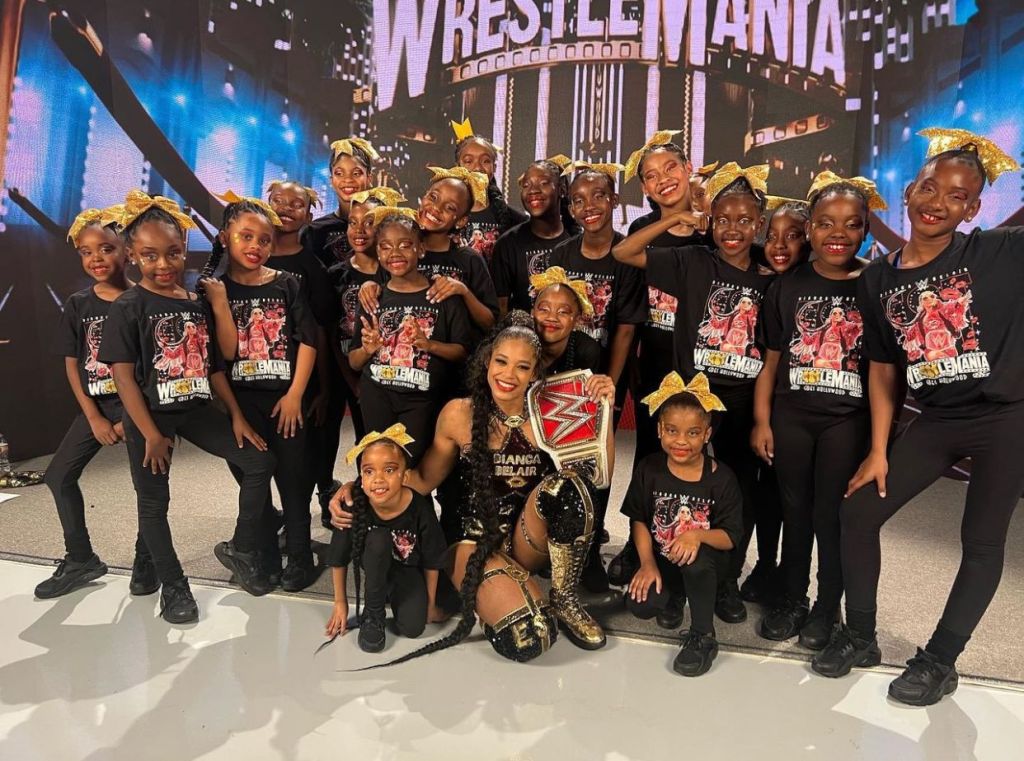 Divas of Compton y Bianca BelAir en Wrestlemania 39