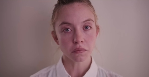 Sydney Sweeney se mete en problemas con el FBI en el primer tráiler de 'Reality'