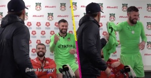 ryan reynolds ben foster wrexham jersey ascenso conferencia