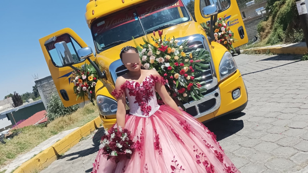 Quinceañera llega a su fiesta en el tráiler de su papá y se vuelve viral