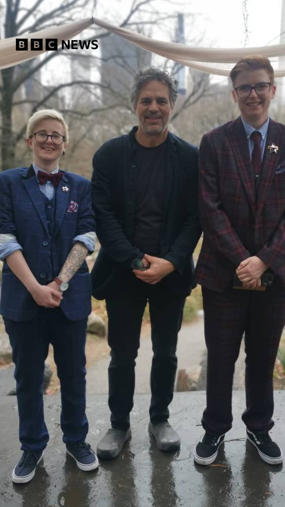 Mark Ruffalo con una pareja de recién casadas