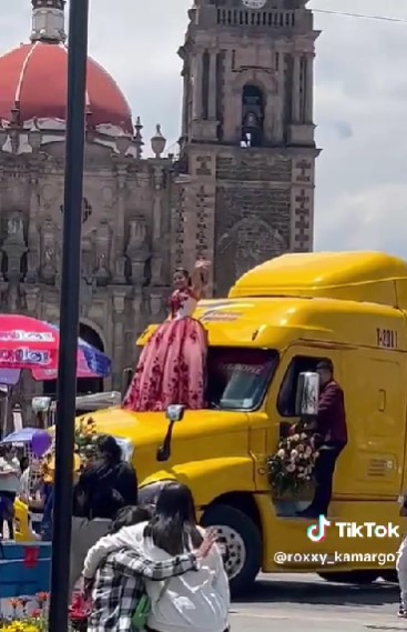 Quinceañera llega a su fiesta en el tráiler de su papá y se vuelve viral