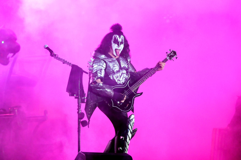 Gene Simmons paró un concierto de KISS porque se sentía mal y hasta tocó sentado