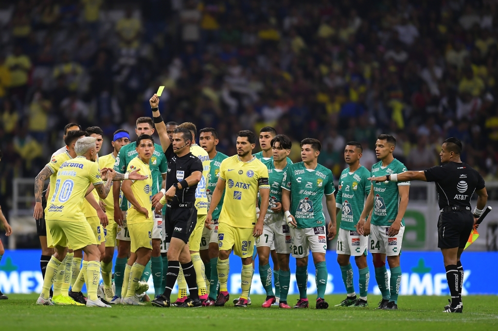 ¿Por qué es justa la sanción de 12 partidos al árbitro Fernando Hernández tras agredir a jugador de León?