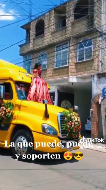 Quinceañera llega a su fiesta en el tráiler de su papá y se vuelve viral