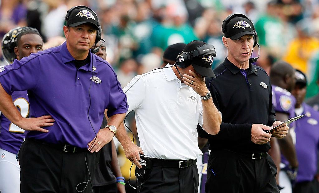 John Harbaugh y el staff de coaches de Ravens en la temporada 2016