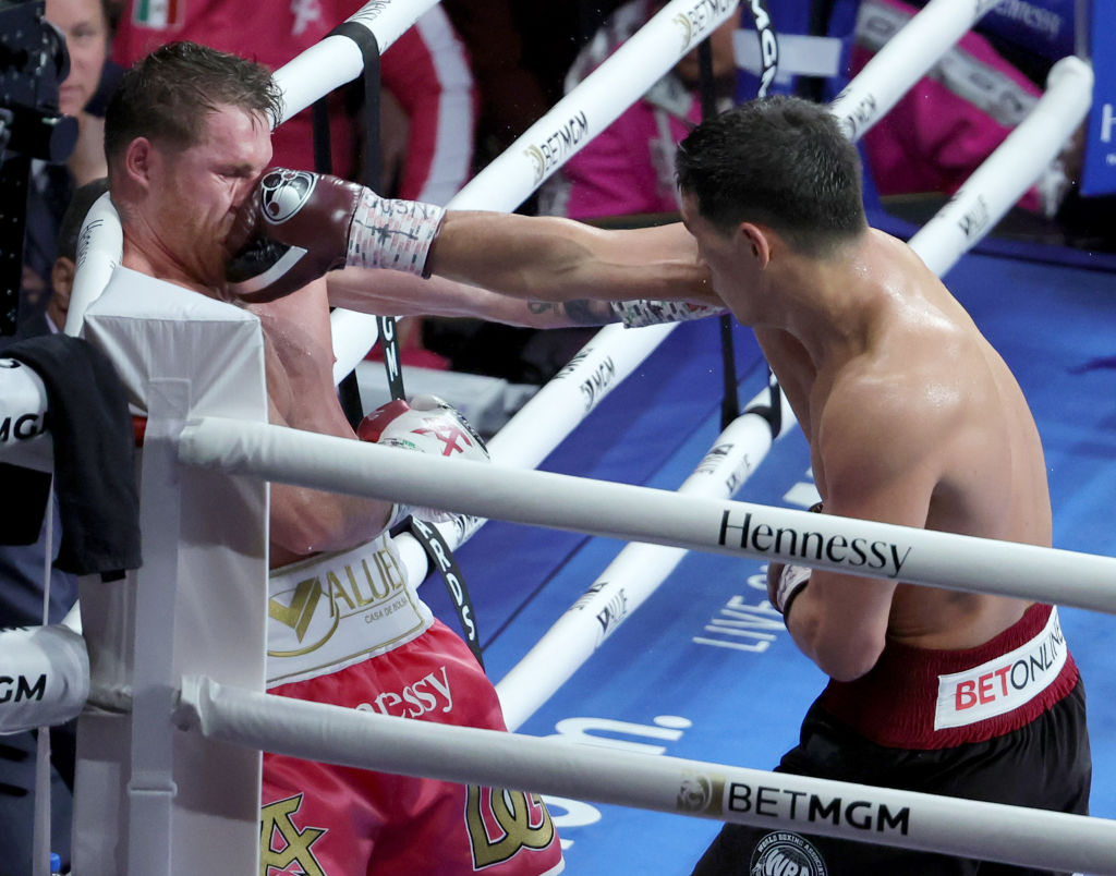 Mánager de Dmitry Bivol dice que ‘Canelo’ y su equipo le temen a una revancha