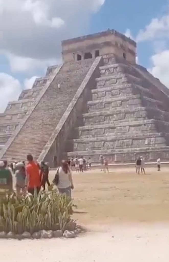 piramide-chichen-itza-turista-video