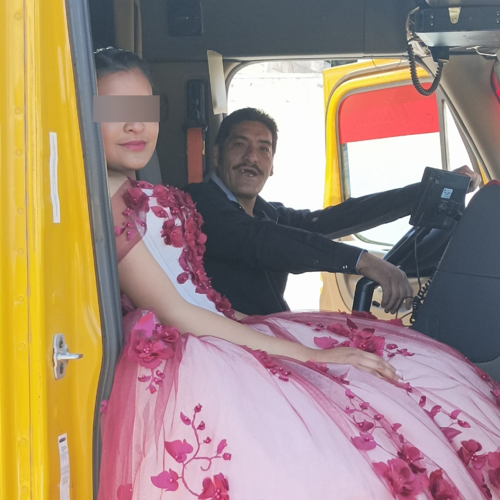 Quinceañera llega a su fiesta en el tráiler de su papá y se vuelve viral