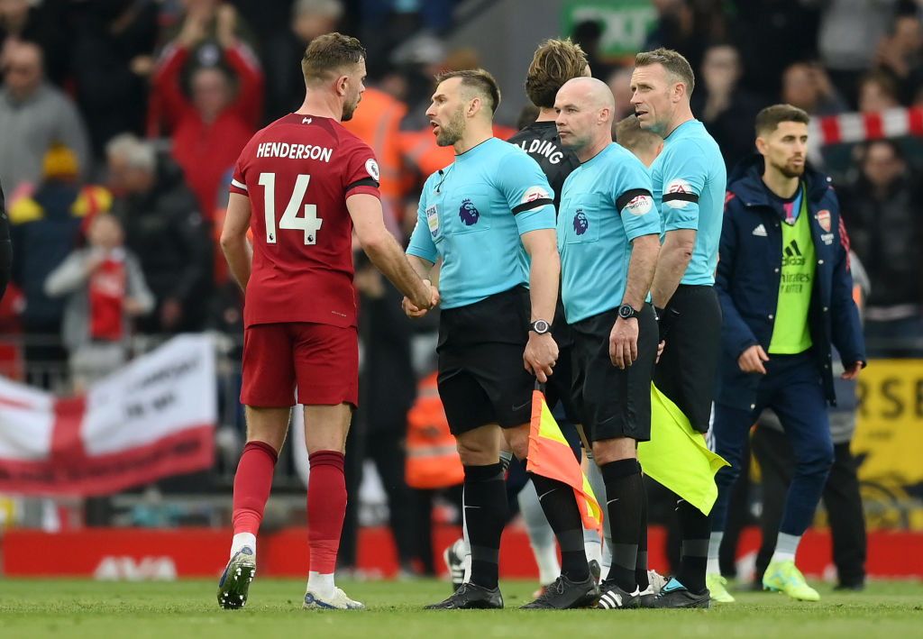 Suspenden al árbitro que agredió a Andrew Robertson en la Premier League