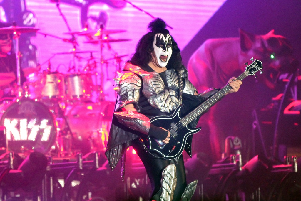 Gene Simmons paró un concierto de KISS porque se sentía mal y hasta tocó sentado