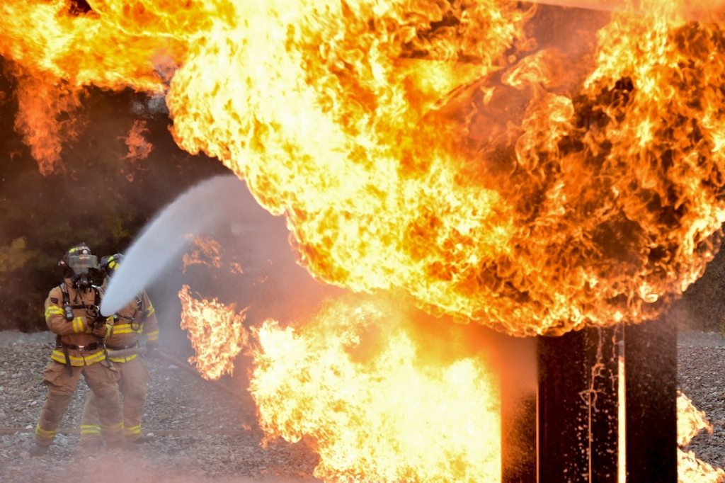 Ex regala bocinas con explosivos.