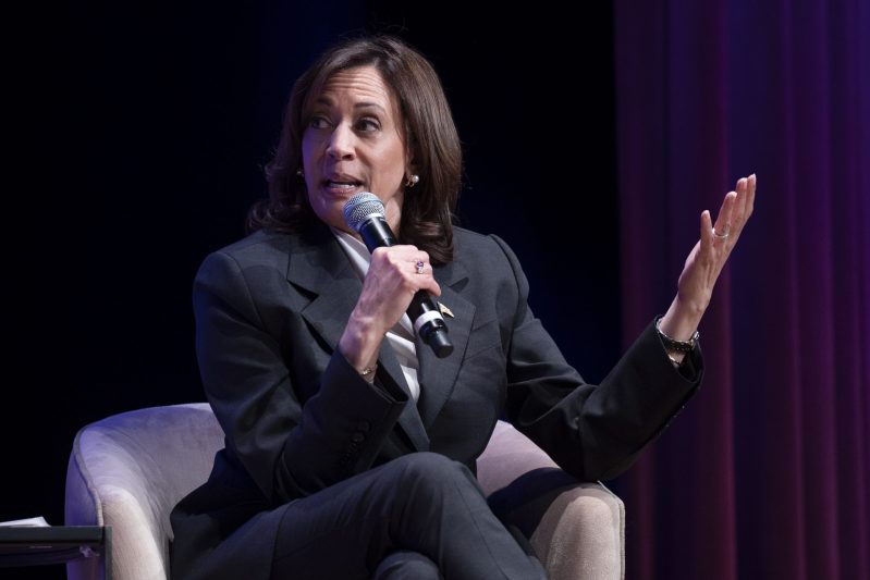 La vicepresidenta de Estados Unidos, Kamala Harris. EE.UU. avisa a las tecnológicas de que deben garantizar la seguridad de la IA. Foto de EFE/ EPA/ Ken Cedeno/Pool.