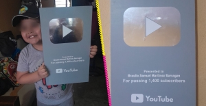 Papá le hizo una placa de YouTube a su hijo para que siga haciendo videos