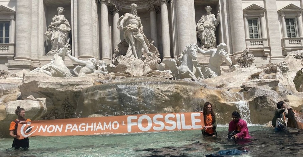 Pintaron de negro agua de la Fontana di Trevi