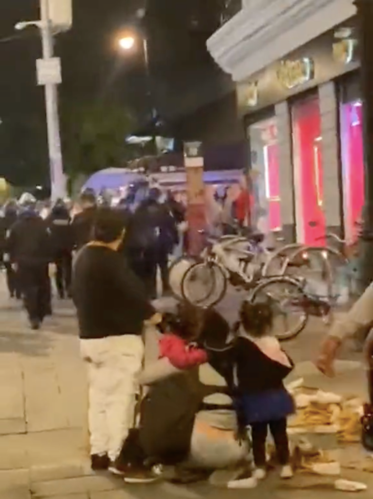 Policías agreden a señora y sus hijas por vender churros.