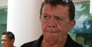 VILLAHERMOSA, TABASCO, 12SEPTIEMBRE2006.- El famoso conductor y comediante televisivo, Xavier López "Chabelo" realizó una visita relampago al estado, en donde mencionó que está por cumplir las dos mil emisiones al aire por el Canal de la Estrellas, con lo que rompería un record Guinness. Sin embargo, dijo que tal situación no le interesa ni le quita el sueño, puesto que tiene otros compromisos más importantes, como la presentación de un libro y un disco.FOTO: MARCO POLO GUZMÁN HERNANDEZ/CUARTOSCURO.COM