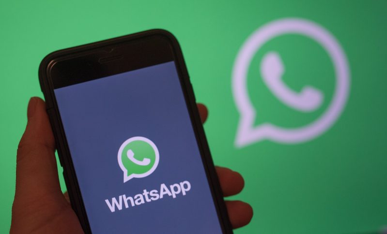 Vista de la aplicación de mensajería WhatsApp en un teléfono. WhatsApp permitirá editar los mensajes durante un margen de 15 minutos. Foto de EFE/ Hayoung Jeon.