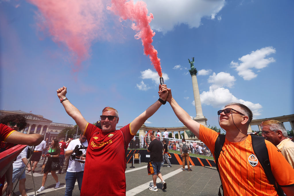 Pelea de aficionados previo a la final de la Europa League entre Sevilla y Roma