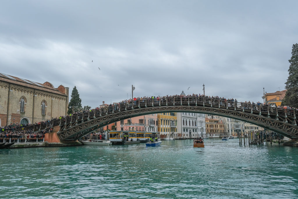 ¡Oh no! El agua del Gran Canal de Venecia se pintó de verde