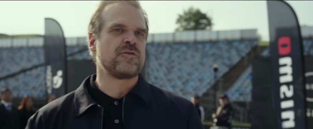 David Harbour y Orlando Bloom se lucen en el primer tráiler de la película de 'Gran Turismo'