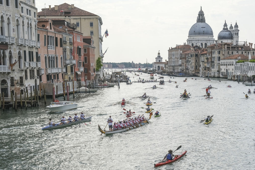 ¡Oh no! El agua del Gran Canal de Venecia se pintó de verde