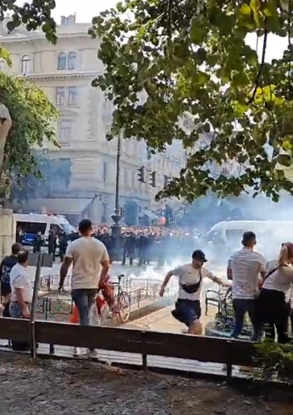 Pelea de aficionados previo a la final de la Europa League entre Sevilla y Roma