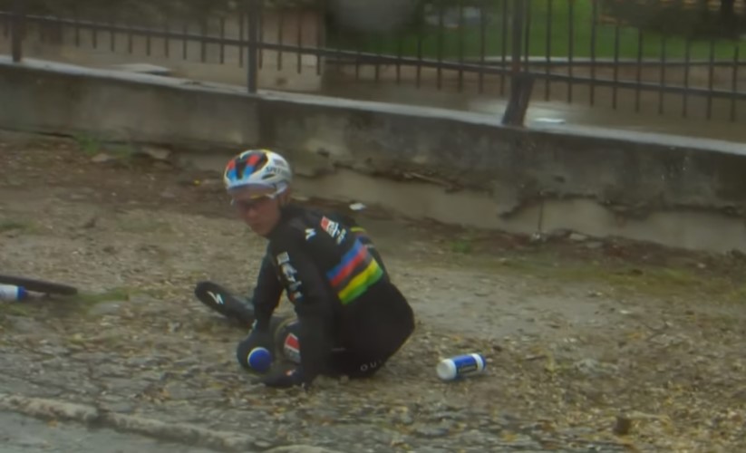 Así fue la caída de Remco Evenepoel por ‘culpa’ de un perrito en el Giro de Italia