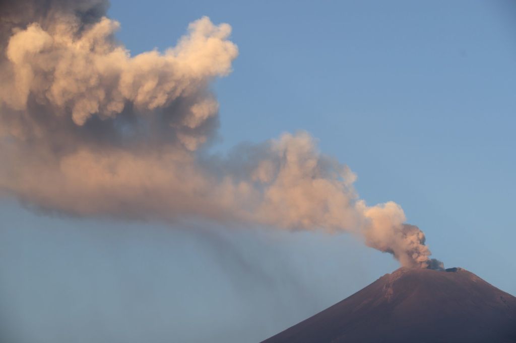 Las impresionantes imágenes de la intensa caída de ceniza por el volcán Popocatépetl