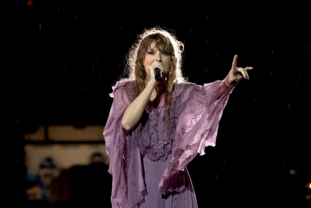 Como cuando prefieres ir al concierto de Taylor Swift que a la boda de tu mamá (y te deja de hablar)