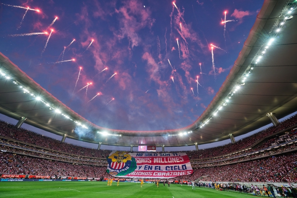 Chivas recibió así a Tigres en la cancha