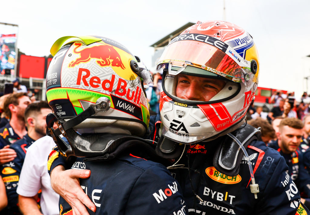 La frustración de Verstappen al no poder con Checo en Azerbaiyán