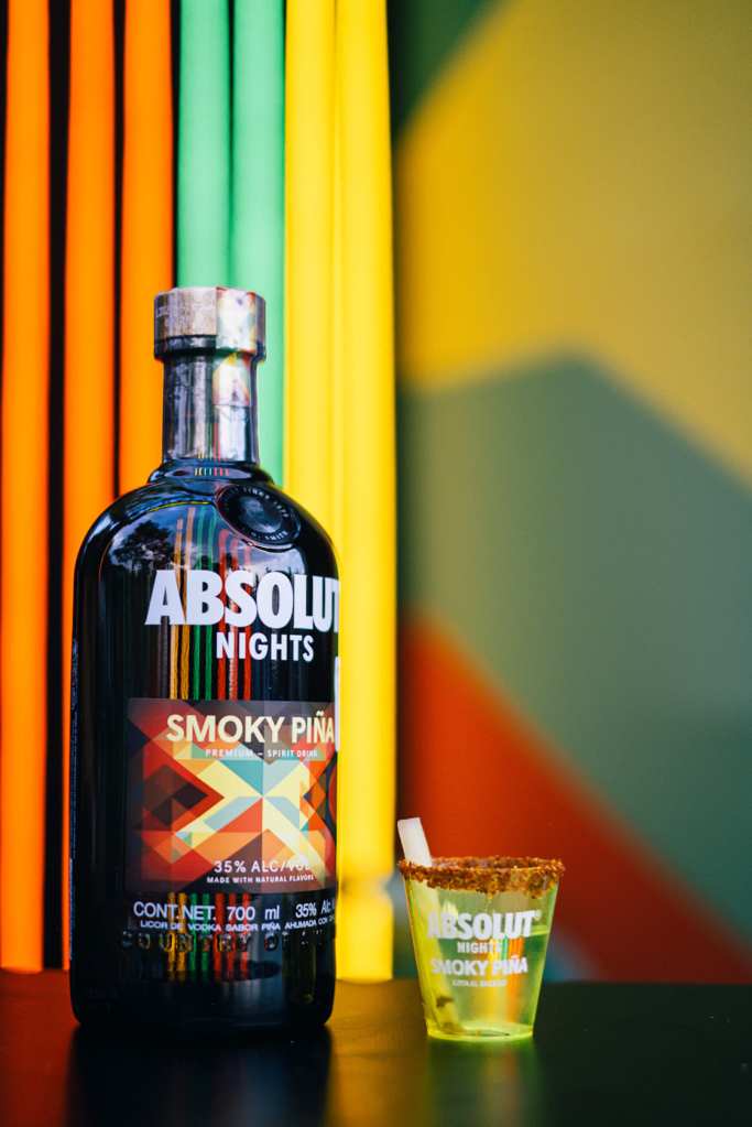 Barra de cócteles Absolut Smoky Piña en Tecate Emblema