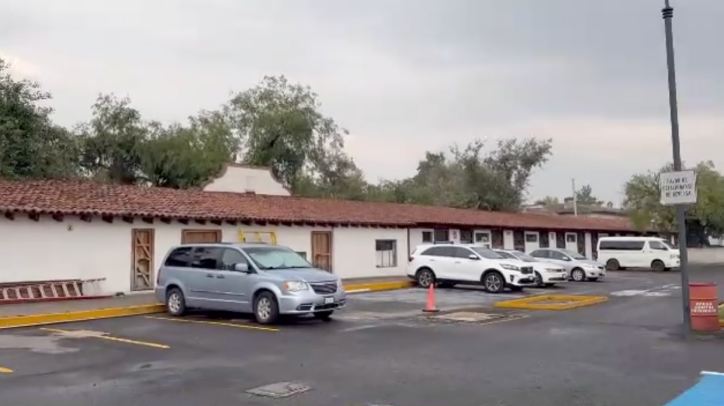 Los establos ahora son bodegas y estacionamiento