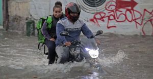 Adrián ya es huracán categoría 1 con lluvias fuertes en estos estados