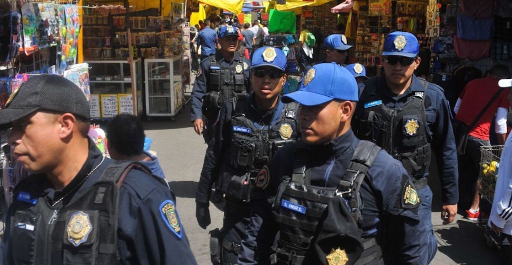 Policías capitalinos llegaron a la Alameda Central por el cuerpo de una persona.