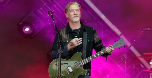 Queens of the Stone Age vuelve a los guitarrazos ponchados en la rola "Paper Machete"