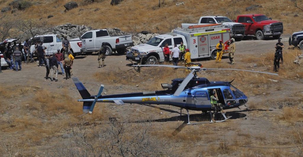 Personal de la Fiscalía General del Estado y de otras dependencias, trabajan durante un operativo de búsqueda en la colonia Mirador Escondido, en Zapopan, Jalisco.