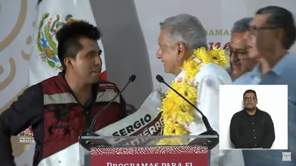 Joven interrumpe discurso de AMLO para pedirle que apoye a Adán Augusto López