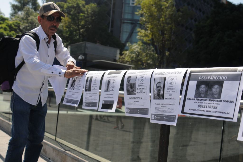 Colocan memorial a padres desaparecidos por el Día del Padre en la Estela de Luz