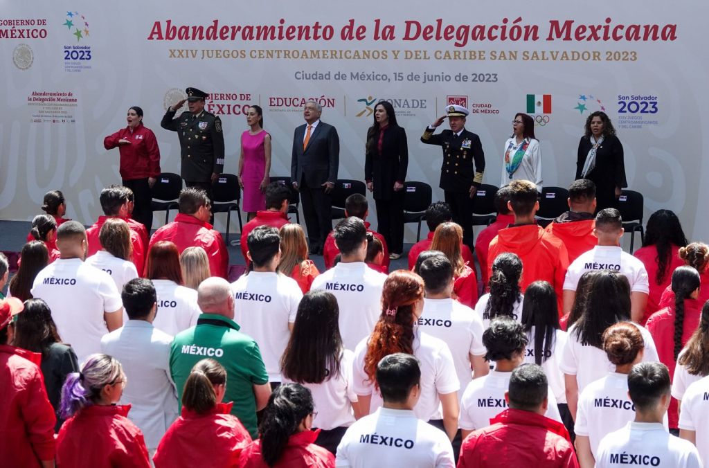 Ana Guevara vuelve a tirarle a nadadoras y niega orden de devolverles becas