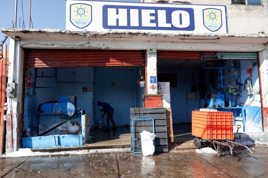 Profeco niega desabasto de hielo por la onda de calor en México