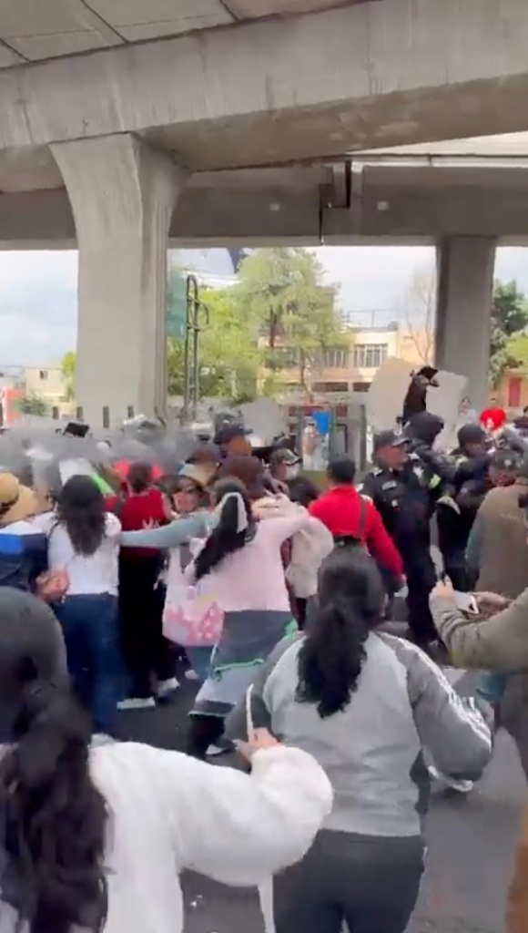 Horas de bloqueo en Periférico Norte: Enfrentamiento entre maestros y policías de Edomex