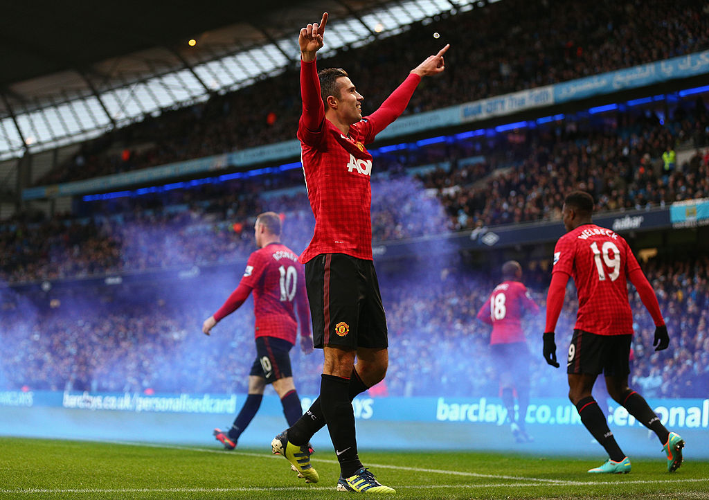 Van Persie celebra el gol de la victoria en el Etihad Stadium