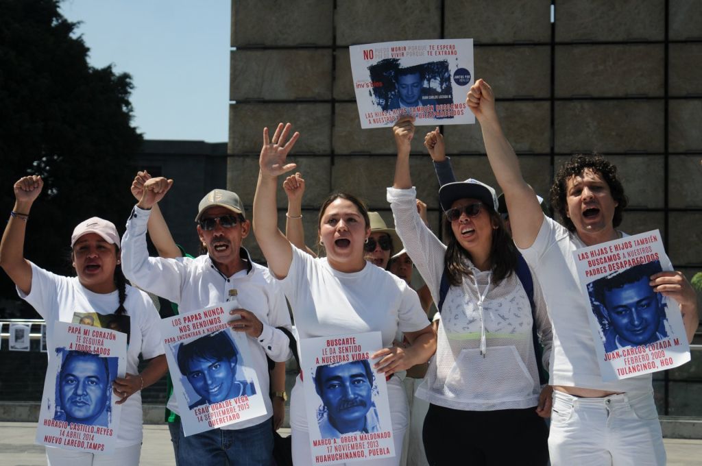 Colocan memorial a padres desaparecidos por el Día del Padre en la Estela de Luz