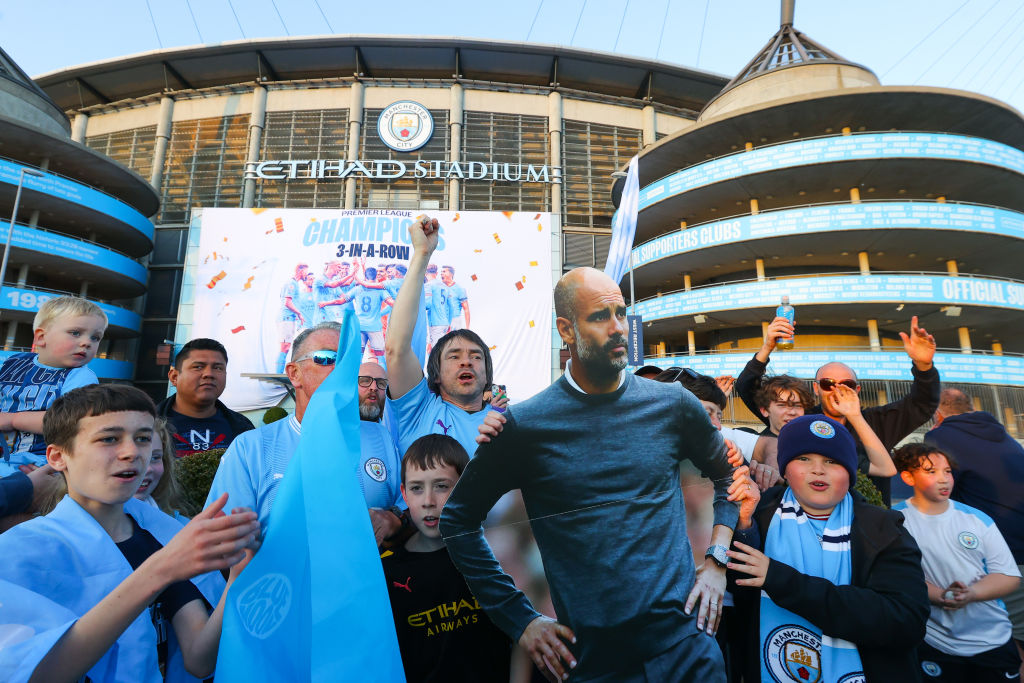 La afición celebrando los títulos junto con un muñeco de Guardiola