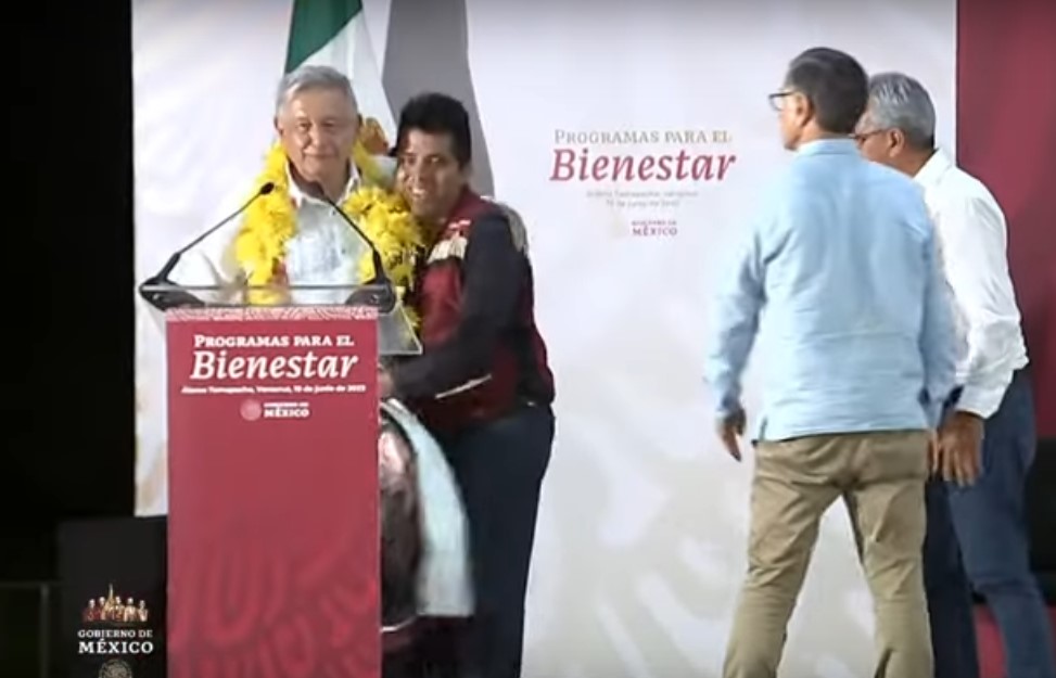 Joven interrumpe discurso de AMLO para pedirle que apoye a Adán Augusto López