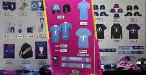 ¡Llévele, llévele! Los precios de la merch oficial de la Champions en Estambul