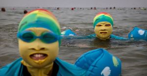 El regreso de los facekinis, la moda para protegerse del solazo en China